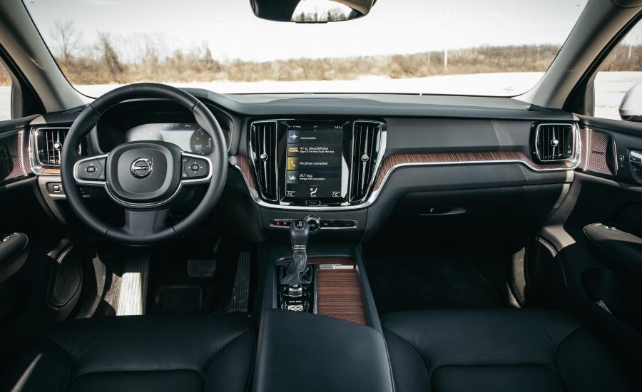 Торпедо Volvo S60 T5 Momentum 2018 года  (NA) (фото 15 из 41)